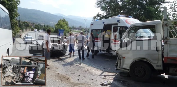 Kaza Yapan Sürücü Araç İçinde Sıkıştı