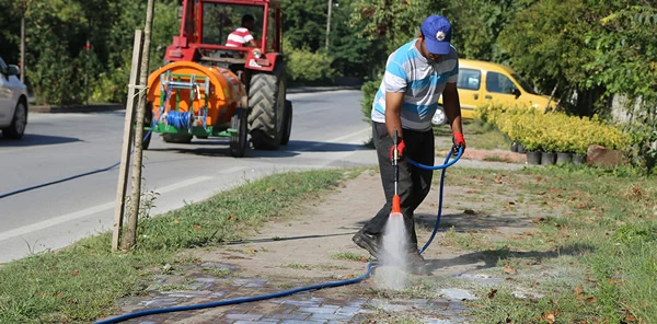 İpekyolu Caddesi'nde Kaldırım ve Çevre Temizliği