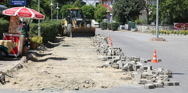 Özkum Caddesi'nin Parkeleri Düzenleniyor