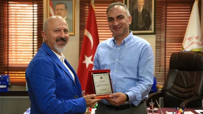 Yılmazer'den Yardımsever Firmaya Plaket