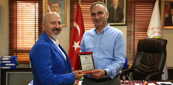 Yılmazer'den Yardımsever Firmaya Plaket
