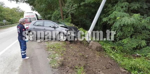 Otomobil Aydınlatma Direğine Çarptı: 1 Yaralı
