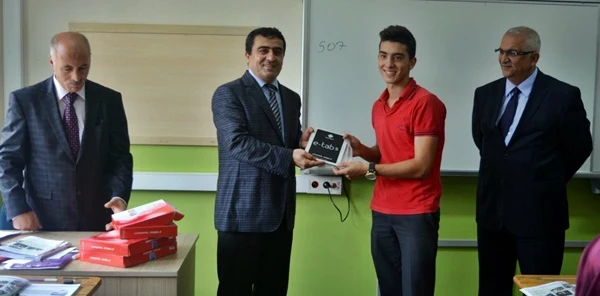 Sapanca Kaymakamı Süleyman Yıldırım Anadolu Lisesi Öğrencilerine Tablet Dağıttı