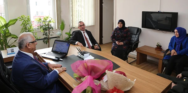 Ak Kadınlar Öğretmenleri Unutmadı