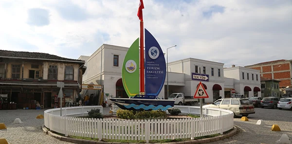 Fakülte Önüne Yeni Düzenleme
