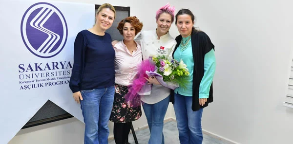 Heykel Pasta Sanatçısı Duygu Tuğcu Aşçılık Öğrencileriyle Buluştu