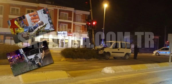 Panelvan Trafik Işıklarına Çarptı: 1 Yaralı