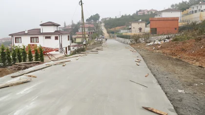 Yol Zeminlerine Dişli Beton Döşeniyor