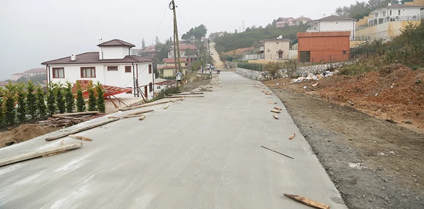 Yol Zeminlerine Dişli Beton Döşeniyor