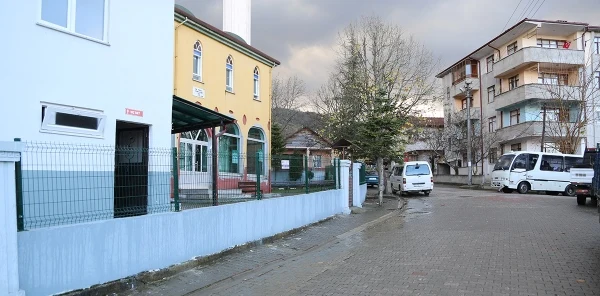 Cami Duvarları Çitle Çevrelendi