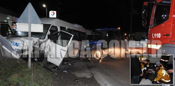 Sapanca'da Traktörle Minibüs Çarpıştı: 5 Yaralı