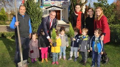 Yılmazer, Çocuklarla Ağaç Dikti