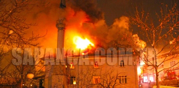 Sapanca Orta Cami Alev Alev Yandı
