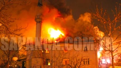 Sapanca Orta Cami Alev Alev Yandı