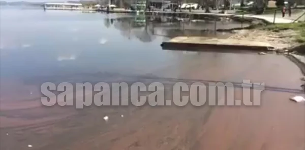 Sapanca Gölü Kızardı