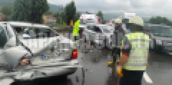 Sapanca'da Trafik Kazası: 6 Yaralı