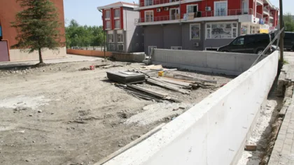 Okul Bahçesinde Çalışmalar Sürüyor