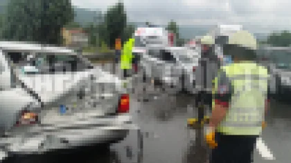 Sapanca'da Trafik Kazası: 6 Yaralı