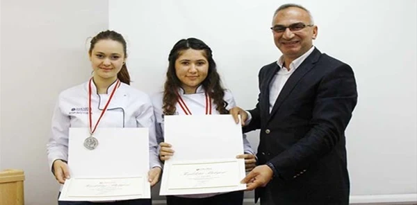 Aşçılık Öğrencilerine Takdir Belgesi Verildi