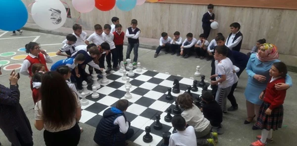 Sapanca Meslek Yüksek Okulundan Miniklere Satranç ve Hareket Alanı