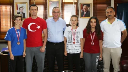 Başkan Yılmazer'den Başarılı Sporculara Hediye