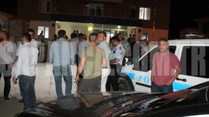 Yüzlerce Vatandaş Polis Karakolu Önünde
