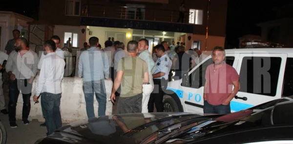 Yüzlerce Vatandaş Polis Karakolu Önünde