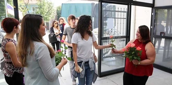 Sapanca Turizm Fakültesi Öğrencileri Çiçeklerle Karşılandı
