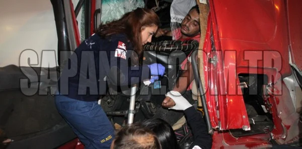 Tır Park Halindeki Kamyona Çarptı, Sürücüsü 2 Saat Süren Çalışmayla Kurtarıldı