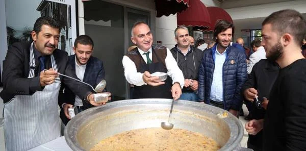 Başkan ve Dekan Kendi Elleriyle Aşure Dağıttı