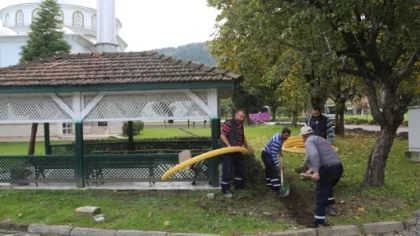 Merkez Camisinin Bahçesi Düzenleniyor