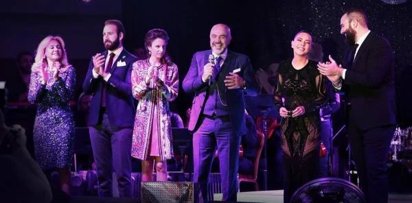 Ebru Gündeş Sapanca'da Sahne Aldı