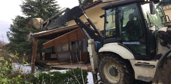 Sapanca'da Kaçak Yapılar Yıkılıyor