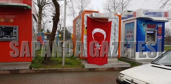 Banka Atm'sini Türk Bayrağıyla Kapattılar