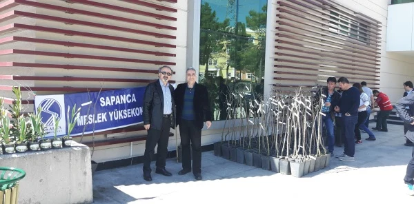 Öğrencilerden Çalışanlara Meyve Fidanı