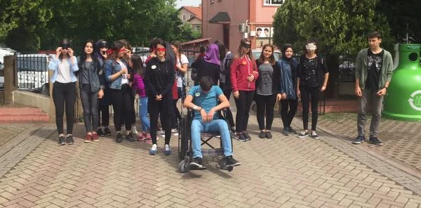 Görmediler, Duymadılar, Yürüyemediler