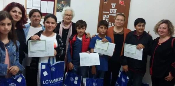 Sapanca Çocuk Derneğinden Öğrencilere Karne Hediyesi