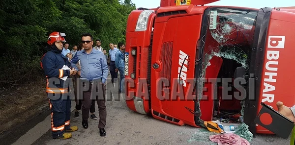 TEM'de Şeker Yüklü Tır Devrildi: 1 Yaralı