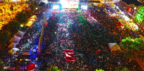 Binlerce Kişi Demokrasi Meydanında Toplandı