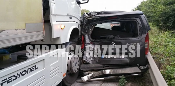 Tır Emniyet Şeridindeki Panelvana Çarptı: 1 Yaralı
