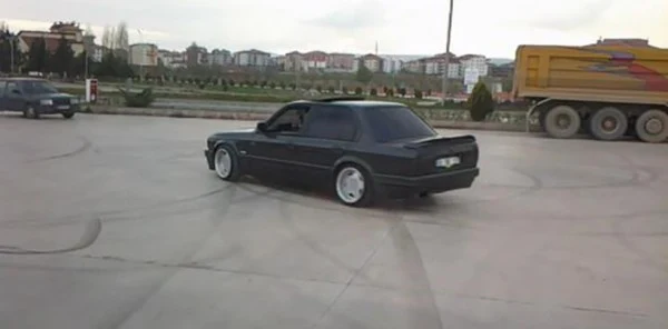 Drift ve Patinaj Yapan, Egzoz Patlatan Yandı