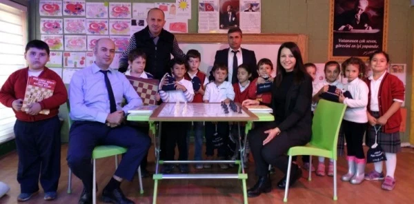 İş Bankası'ndan Hediye Satranç Takımı