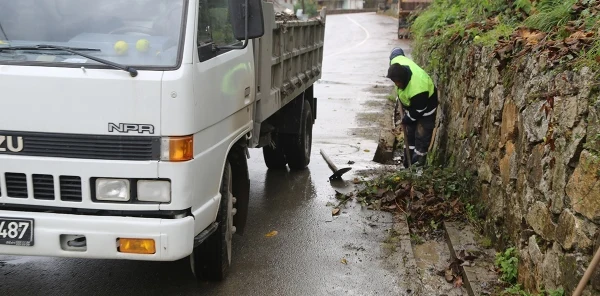 Yağmur Suyu Kanalları Temizleniyor