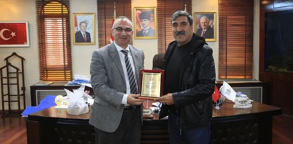 Yılmazer, Emekli Olan Köksöken'e Plaket Verdi