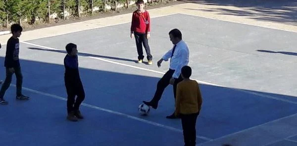 Futbol Oynayan Çocukları Görünce…