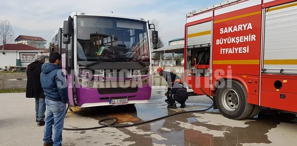 Otobüsün Motoruna Giren Kedi Kurtarıldı