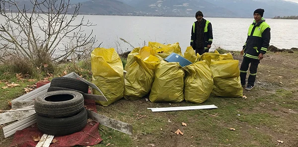 Sapanca Gölü Kıyısından 250 Torba Çöp Toplandı