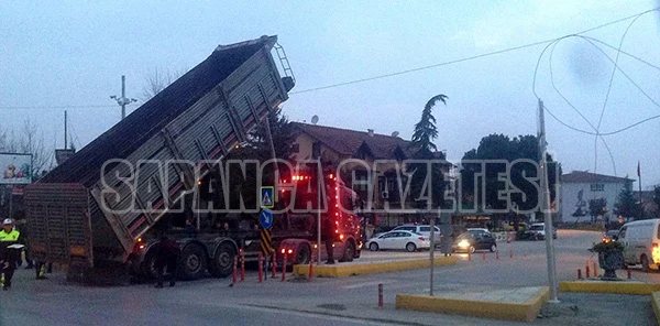 Tır Telleri Kopardı 4 Mahalle Elektriksiz Kaldı