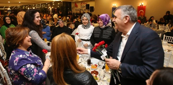Büyükşehirden Sapanca'da 8 Mart Yemeği