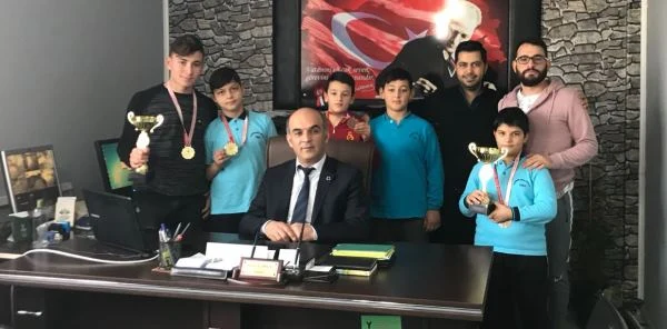 Mutluluklarını Müdürleriyle Paylaştılar